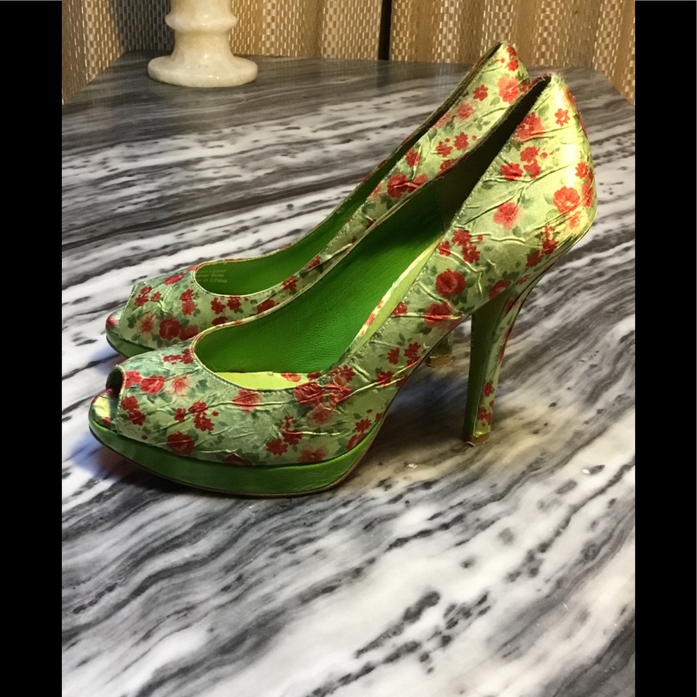 Betsy Johnson satin floral heels/leather soles/7.5